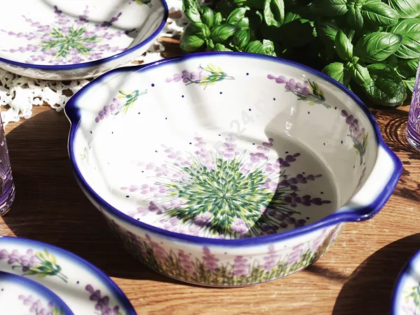 Naczynie do zapiekania 28 cm okrągłe Bolesławiec - Lawendowy Zakątek Naczynie do zapiekania 28 cm okrągłe Bolesławiec - Lawendowy Zakątek