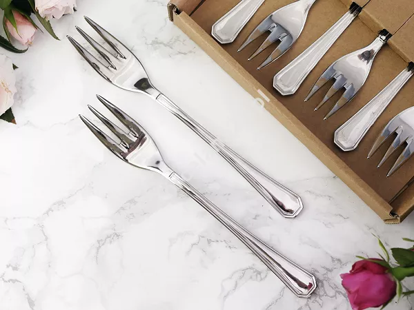 Komplet 6 widelczyków do ciasta 15,9 cm Pintinox 1929 - America (2.5 mm) GIFT BOX Komplet 6 widelczyków do ciasta 15,9 cm Pintinox 1929 - America (2.5 mm) GIFT BOX