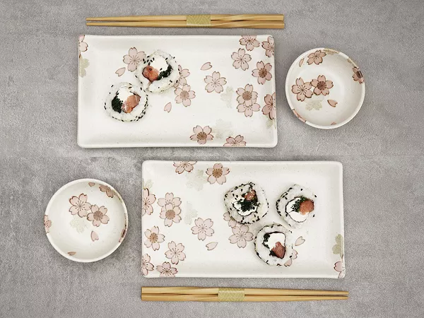 Zestaw do sushi dla 2 osób (4 el.) z pałeczkami Tokyo Design Studio - Sakura White 33758 Zestaw do sushi dla 2 osób (4 el.) z pałeczkami Tokyo Design Studio - Sakura White 33758