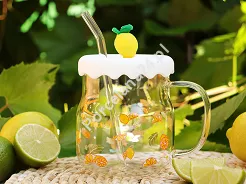 Kubek szklany z silikonową pokrywką i szklaną słomką 600 ml Altom Design - Cytryna 07.K.3516