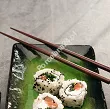 Zestaw do sushi dla 2 osób (4 el.) z pałeczkami Tokyo Design Studio - Yamasaku Hiwa Green 33602