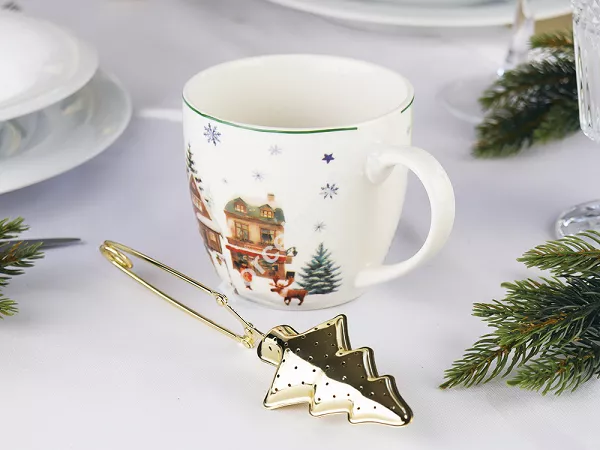 Kubek z metalowym zaparzaczem choinką 0,46 l  Duo - Christmas Village 15.CHV.K46Z Kubek z metalowym zaparzaczem choinką 0,46 l  Duo - Christmas Village 15.CHV.K46Z