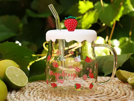 Kubek szklany z silikonową pokrywką i szklaną słomką 600 ml Altom Design - Truskawka 07.K.3517