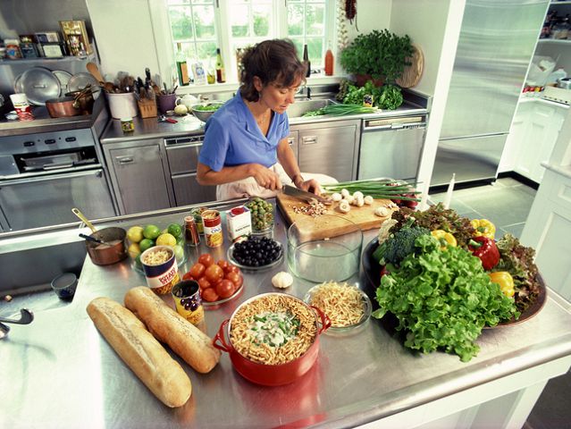 10 elementów wyposażenia, które ułatwią Ci codzienną pracę w kuchni