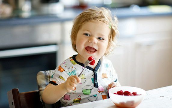 Jak nauczyć dziecko jeść sztućcami?
