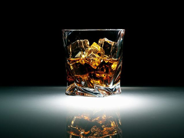 W jakich szklankach podaje się whisky?