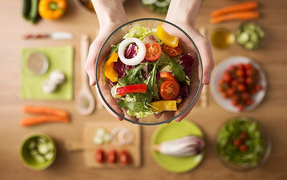 Dlaczego salaterka to najlepsze naczynie do przechowywania sałatek?