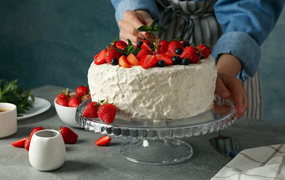 Jak pięknie wyeksponować ciasto na paterze?