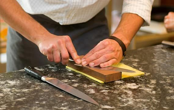 Jak korzystać z ostrzałki do noży kuchennych?