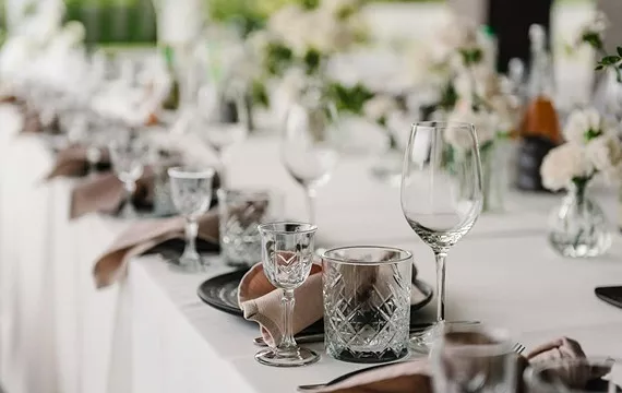 Znaczenie szklaneczek do whisky w tworzeniu eleganckiej aranżacji stołu