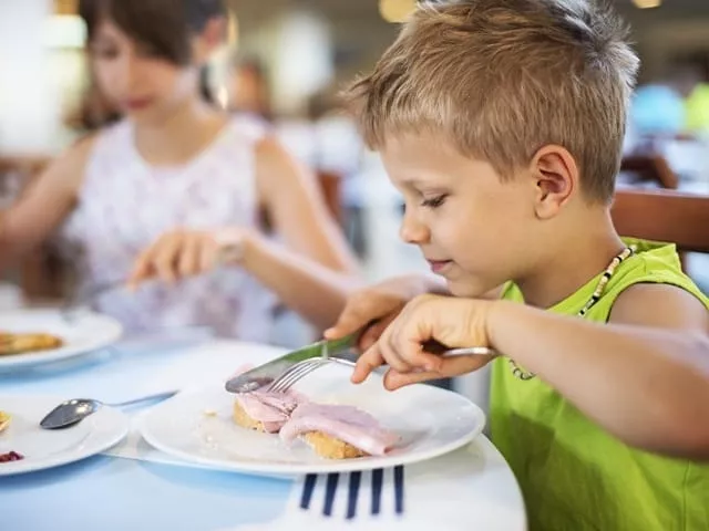 Stal 18/10, chromowana czy silikon: który materiał sztućców dla dzieci wybrać?